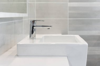 Lavabonun içi lavabo ve muslukla dolu