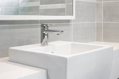 Lavabonun içi lavabo ve muslukla dolu