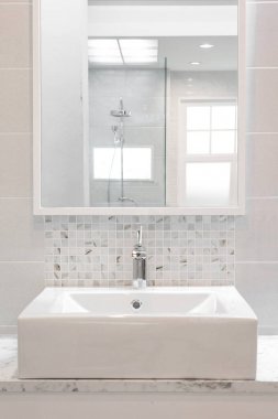 Lavabonun içi lavabo ve muslukla dolu.