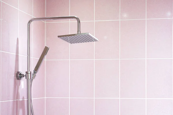 Cabeza de ducha cuadrada Cuarto de baño azulejo fondo rosa — Foto de Stock