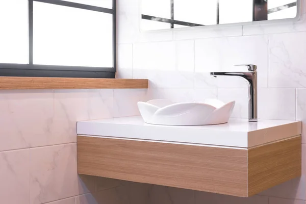 洗面器と蛇口付きのバスルームのインテリア — ストック写真