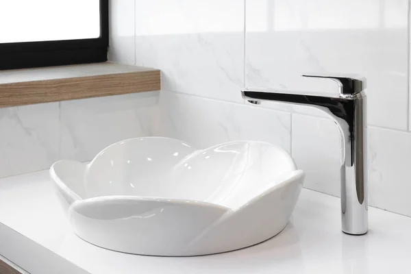 Interno bagno con lavabo e rubinetto — Foto Stock