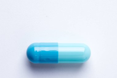 hap kapsülleri beyaz arkaplanda izole.