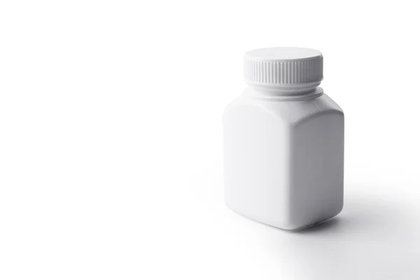 Frasco de medicina de plástico branco sobre fundo branco — Fotografia de Stock
