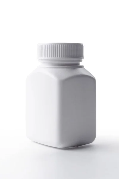 Frasco de medicina de plástico branco sobre fundo branco ; — Fotografia de Stock