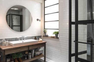 Nonthaburi, Tayland-Mayıs 2, 2017: Banyo iç lavabo ile bir