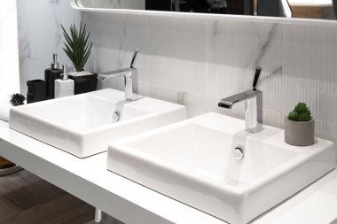 Lavabonun içi lavabo ve muslukla dolu
