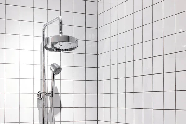 Chuva chuveiro banheiro branco azulejo fundo . — Fotografia de Stock