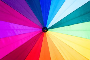 Gökkuşağı spektrum bir şemsiye çok renkli arka plan