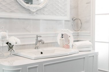 Lavabonun içi lavabo ve muslukla dolu