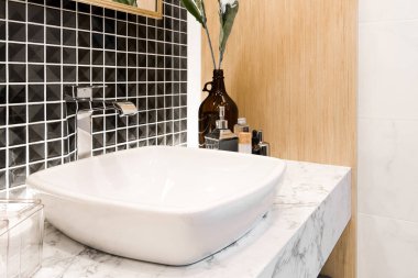 Lavabonun içi lavabo ve muslukla dolu