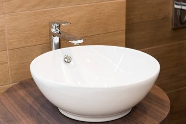 Lavabonun içi lavabo ve muslukla dolu