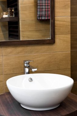 Lavabonun içi lavabo ve muslukla dolu