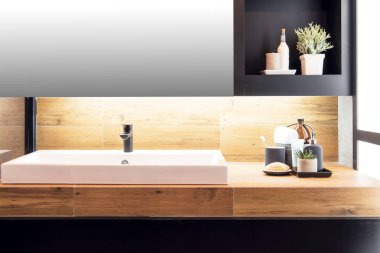 Lavabonun içi lavabo ve muslukla dolu