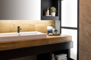 Lavabonun içi lavabo ve muslukla dolu