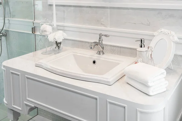 Badezimmerausstattung mit Waschbecken und Wasserhahn — Stockfoto