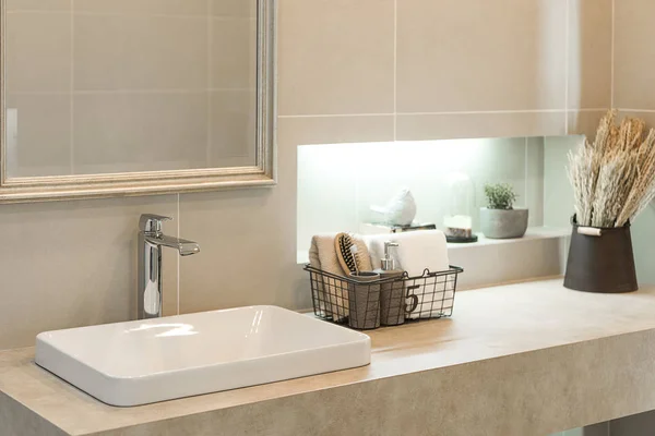 Lavabonun içi lavabo ve muslukla dolu