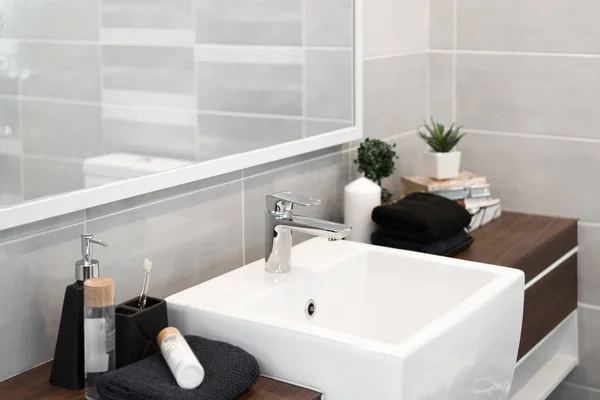 Lavabonun içi lavabo ve muslukla dolu — Stok fotoğraf