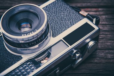 Retro film kamera ahşap arka plan üzerinde.