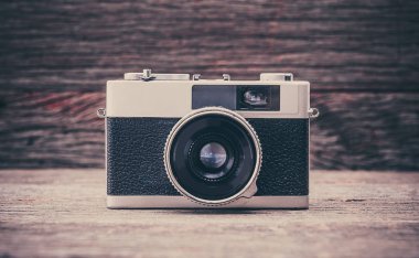 Retro film kamera ahşap arka plan üzerinde.