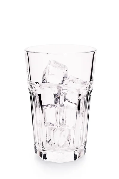 Glas med isbitar. isolerad på vit bakgrund. — Stockfoto