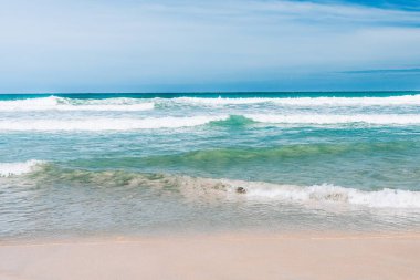 Güneşli gökyüzü ile tropik plajdan deniz manzarası