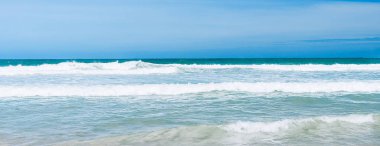 Güneşli gökyüzü ile tropik plajdan deniz manzarası