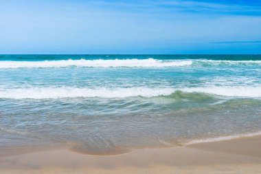 Güneşli gökyüzü ile tropik plajdan deniz manzarası