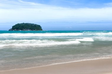 Güneşli gökyüzü ile tropik plajdan deniz manzarası