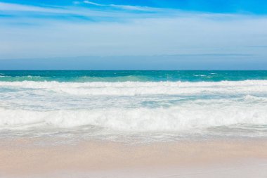 Güneşli gökyüzü ile tropik plajdan deniz manzarası
