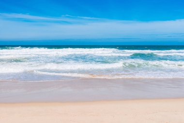 Güneşli gökyüzü ile tropik plajdan deniz manzarası