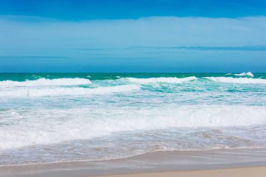 Güneşli gökyüzü ile tropik plajdan deniz manzarası