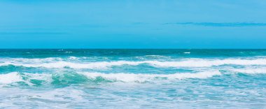 Güneşli gökyüzü ile tropik plajdan deniz manzarası