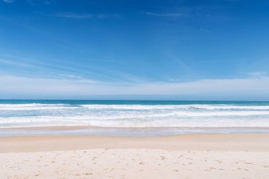 Güneşli gökyüzü ile tropik plajdan deniz manzarası