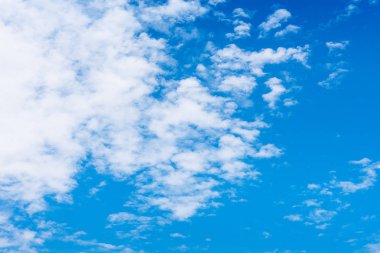 Küçük bulutlu mavi gökyüzü arkaplanı.