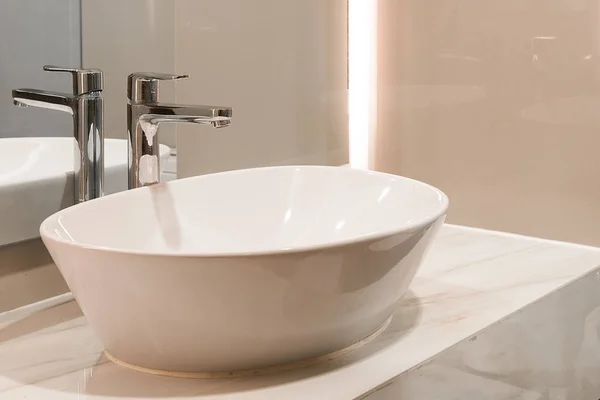 Lavabonun içi lavabo ve muslukla dolu — Stok fotoğraf