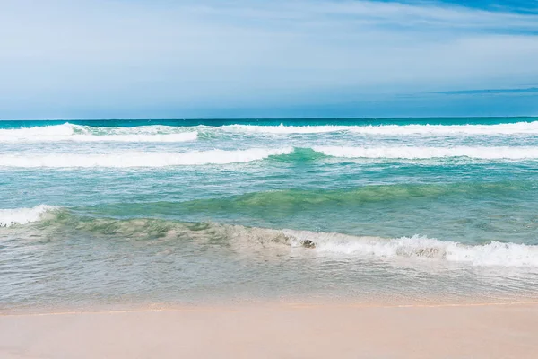 Güneşli gökyüzü ile tropik plajdan deniz manzarası