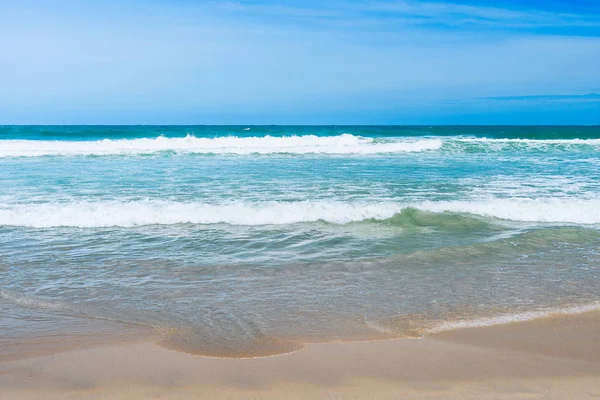 Güneşli gökyüzü ile tropik plajdan deniz manzarası