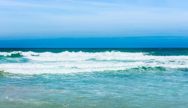Güneşli gökyüzü ile tropik plajdan deniz manzarası