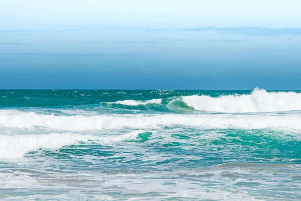 Güneşli gökyüzü ile tropik plajdan deniz manzarası