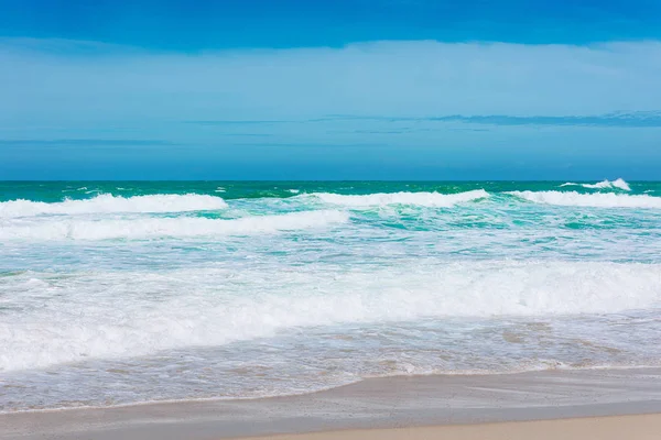 Güneşli gökyüzü ile tropik plajdan deniz manzarası
