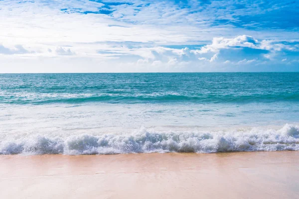 Güneşli gökyüzü ile tropik plajdan deniz manzarası