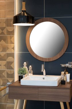 Lavabonun içi lavabo ve muslukla dolu