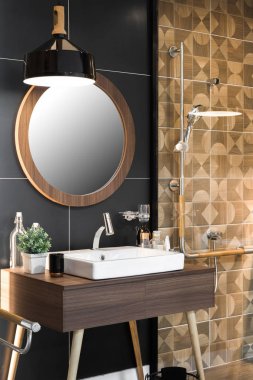 Lavabonun içi lavabo ve muslukla dolu