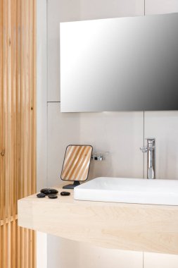 Lavabonun içi lavabo ve muslukla dolu