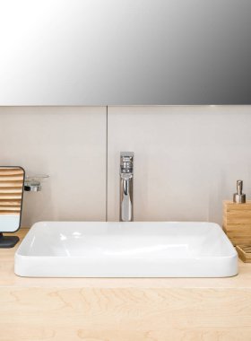 Lavabonun içi lavabo ve muslukla dolu