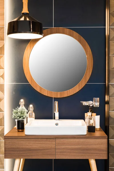 Lavabonun içi lavabo ve muslukla dolu