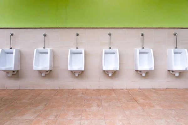 Orinal blanco en el baño de hombres . — Foto de Stock