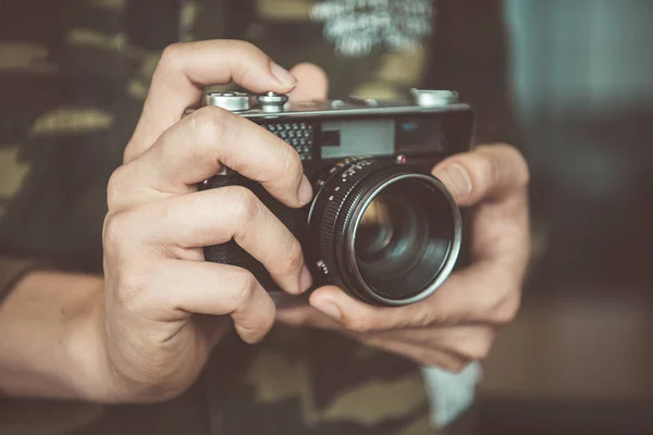 กล้องถ่ายภาพวินเทจในมือของผู้ชาย โฟกัสอ่อน . — ภาพถ่ายสต็อก
