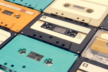 beyaz arkaplanda kaset.